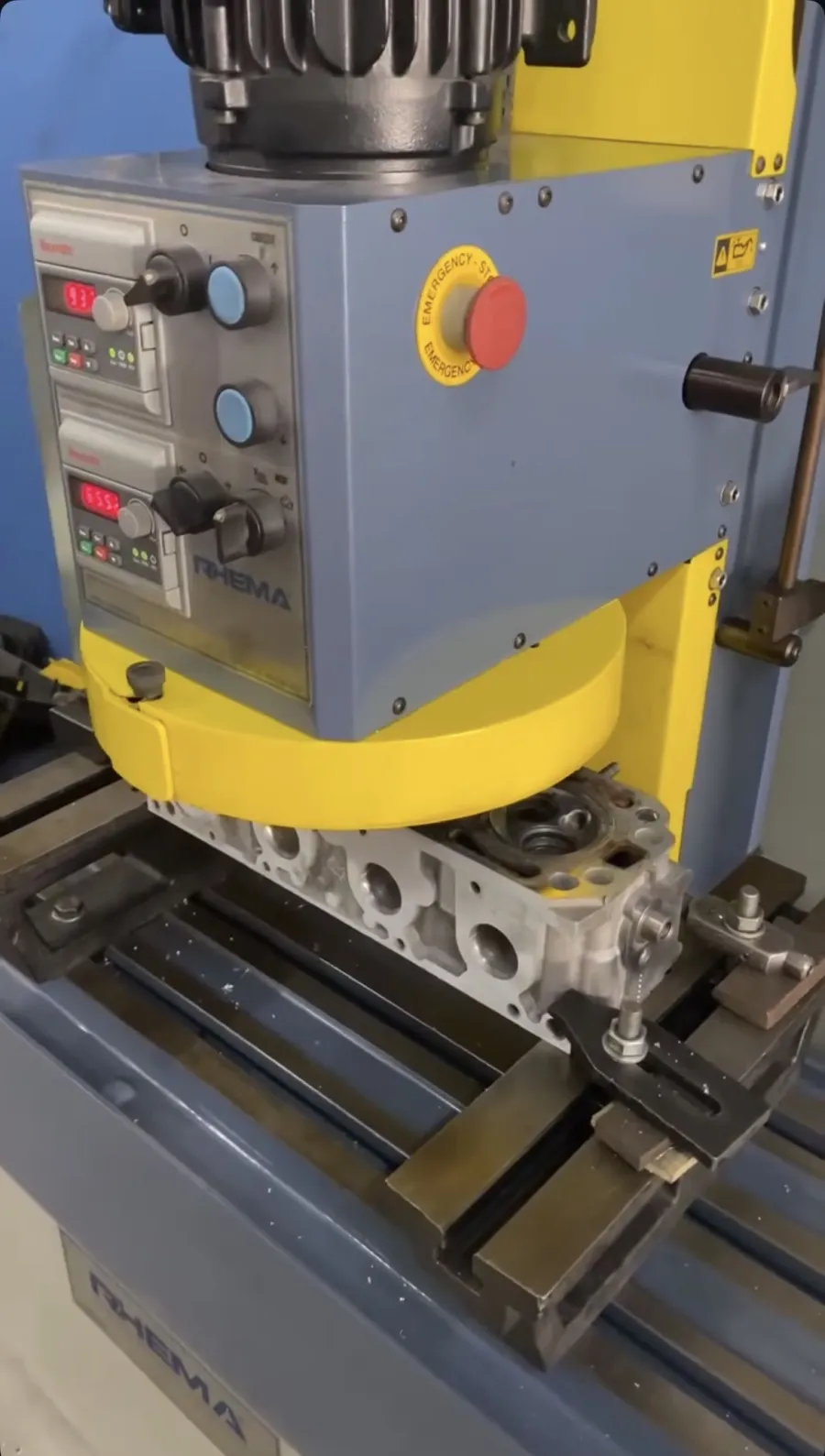 Cabeçote em máquina durante o trabalho de retífica